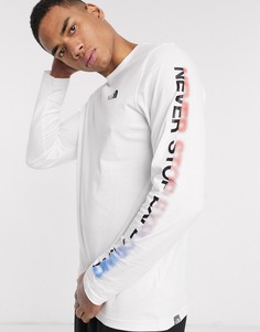 Белый лонгслив The North Face Graphic Flow