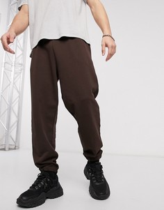Коричневые свободные джоггеры с надписью на штанине ASOS DESIGN-Коричневый