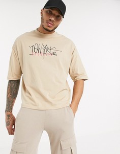 Свободная футболка с принтом на груди ASOS DESIGN-Бежевый