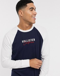 Темно-синий лонгслив с принтом Hollister