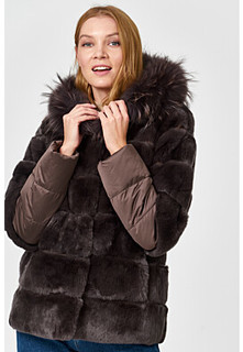 Шуба из меха кролика с отделкой мехом енота Virtuale Fur Collection