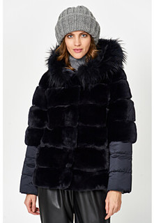 Шуба из меха кролика с отделкой мехом енота Virtuale Fur Collection
