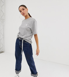 Серая меланжевая футболка с маленьким логотипом adidas Originals Essential-Серый