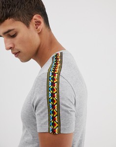 Серая длинная обтягивающая футболка с ацтекским принтом на плечах ASOS DESIGN-Серый
