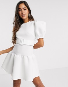 Короткое приталенное платье с пышными рукавами, поясом и оборкой ASOS DESIGN-Мульти