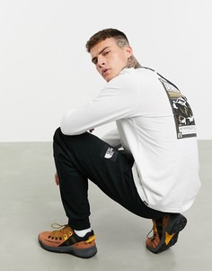 Белый лонгслив с принтом на спине The North Face Faces