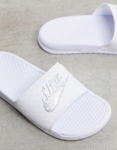 Белые шлепанцы с серебристой отделкой Nike Benassi-Белый