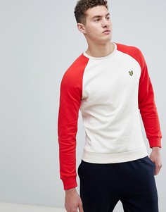 Белый свитшот с красными рукавами реглан и логотипом Lyle & Scott