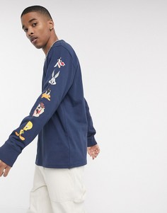 Темно-синий лонгслив с принтом на рукавах и логотипом-флагом Tommy Jeans x Looney Tunes Capsule