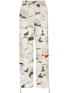 Heron Preston спортивные брюки с камуфляжным принтом