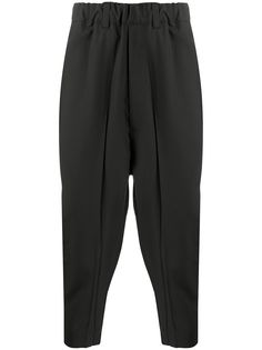 Issey Miyake Men укороченные брюки с низким шаговым швом