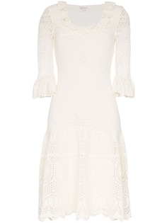 Alexander McQueen расклешенное платье в технике кроше с оборками