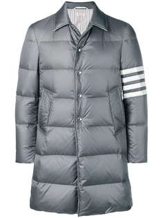 Thom Browne классическое дутое пальто с 4 полосками и воротником
