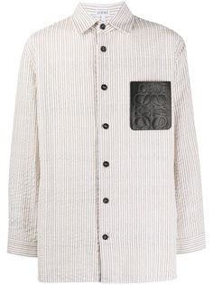 Loewe рубашка в полоску с контрастным карманом и логотипом
