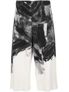 Homme Plissé Issey Miyake укороченные брюки с принтом