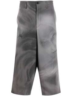 Yohji Yamamoto широкие брюки с абстрактным принтом