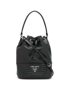Prada сумка-ведро с металлическим логотипом