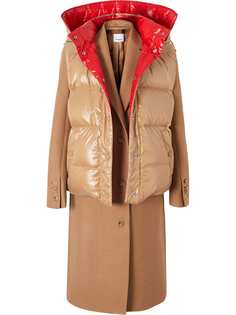 Burberry пальто с отстегивающимся жилетомКоричневое пальто из верблюжей шерсти с отстегивающимся пуховым жилетом от Burberry (Берберри). Передние карманы с клапанами, зазубренные лацканы, манжеты на пуговицах, съемный жилет. Сделано в Италии.