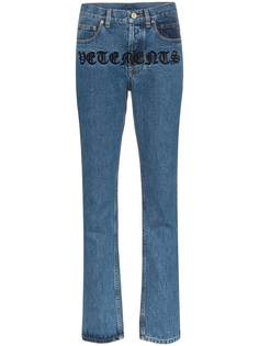 VETEMENTS джинсы Gothic Magic прямого кроя с вышитым логотипом