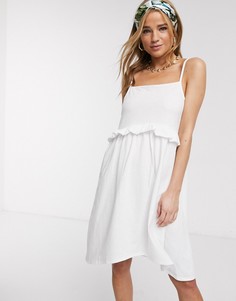 Белый сарафан мини на бретельках с оборкой ASOS DESIGN