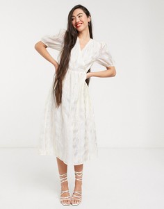 Платье миди из органзы в клетку с запахом и объемными рукавами Glamorous-Белый