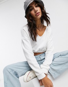 Белый трикотажный кроп-топ с эластичным нижним краем Bershka