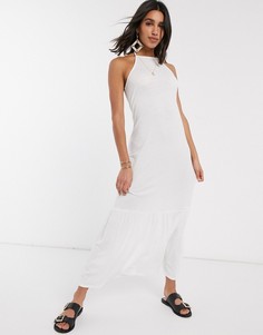 Белое платье макси с завязкой на шее и баской ASOS DESIGN-Белый