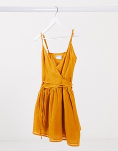 Платье мини горчичного цвета с запахом и поясом ASOS DESIGN-Желтый