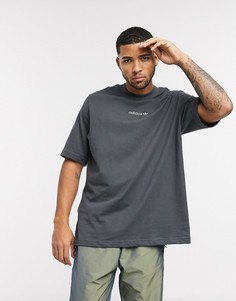 Серая футболка с логотипом и вышивкой на спине adidas Originals-Серый