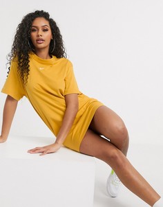 Темно-желтое платье-футболка мини в стиле oversized с логотипом-галочкой Nike-Желтый
