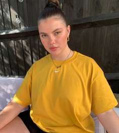 Темно-желтая футболка с маленьким логотипом-галочкой Nike Plus-Желтый