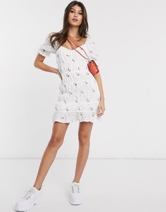 Белое платье мини с цветочным принтом и сборками Missguided-Белый