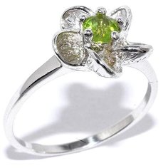 Silver WINGS Кольцо Цветок с хризолитами из серебра 21r-9343-140, размер 17.5