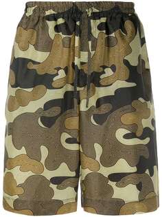 Cmmn Swdn camouflage print deck shorts