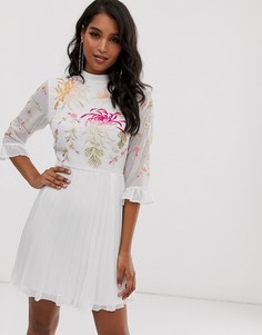 Белое платье мини с плиссированной юбкой и вышивкой ASOS DESIGN-Белый