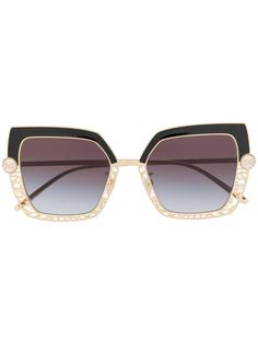 Dolce & Gabbana Eyewear солнцезащитные очки в фигурной оправе с жемчугом