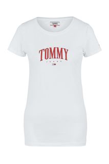Белая футболка с логотипом бренда Tommy Jeans