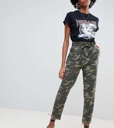 Брюки с присборенной талией и камуфляжным принтом Miss Selfridge-Зеленый
