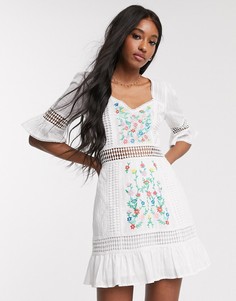 Белое ярусное платье мини с вышивкой и кружевными вставками ASOS DESIGN-Белый