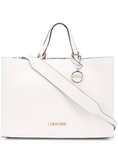 Calvin Klein сумка-тоут с подвеской-логотипом