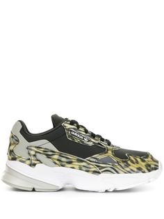 adidas кроссовки Falcon с анималистичным принтом
