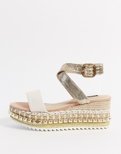 Бежевые сандалии с отделкой заклепками на платформе River Island-Белый