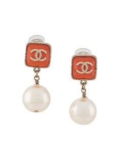 Chanel Pre-Owned серьги-подвески с искусственным жемчугом и логотипом CC