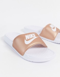 Белые шлепанцы с ремешками цвета розового золота Nike Benassi-Золотой
