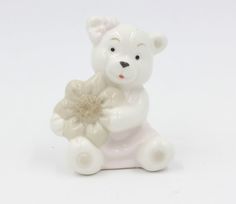 Декоративная фигурка Мишка с цветочком из фарфора арт.76829 Феникс-Презент