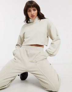 Короткий бежевый свитшот с высоким воротом от комплекта Bershka