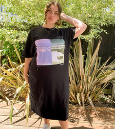 Платье-футболка миди с фотопринтом COLLUSION Plus-Черный