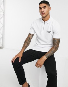 Велюровое поло в рубчик с воротом на молнии и вышитой надписью ASOS DESIGN-Белый