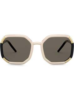 Prada Eyewear солнцезащитные очки в массивной оправе с затемненными линзами