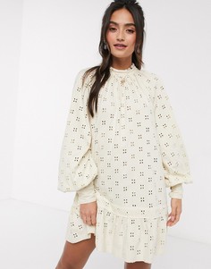 Кремовое свободное платье мини с вышивкой ришелье и длинными рукавами ASOS DESIGN-Белый